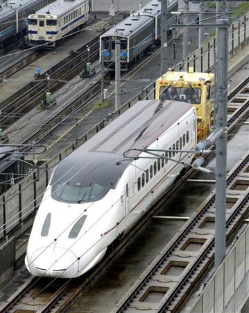 脱線現場から撤去される九州新幹線最後の１両＝２４日、熊本市