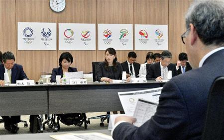 東京五輪・パラリンピック組織委のエンブレム委で、最終審査の会合に臨む委員ら＝２５日午前、東京都港区（代表撮影）