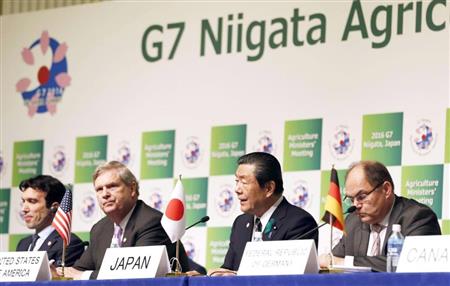 Ｇ７農相会合を終え、共同記者会見する森山農相（右から２人目）ら各国代表＝２４日、新潟市