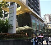 オフィス内で中国人従業員の男が管理職の中国人女性を鋭利な金属で刺して死亡させた事件が起きた日系企業が入居している上海市内の商業ビル＝１９日（河崎真澄撮影）