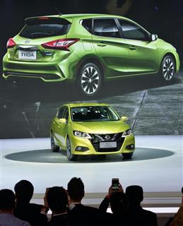 北京国際モーターショーで公開された、日産自動車の「ティーダ」の新型車=25日(共同) 北京国際モーターショーで公開された、日産自動車の「ティーダ」の新型車=25日(共同)