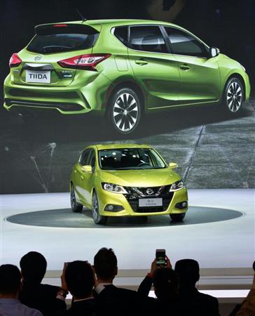 北京国際モーターショーで公開された、日産自動車の「ティーダ」の新型車＝２５日（共同）