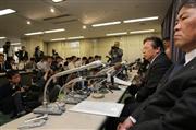 三菱自動車の燃費データ不正問題で、国交省への報告を終え記者会見で記者の質問に答える相川哲郎社長（右から２人目）＝２６日、国交省（早坂洋祐撮影）