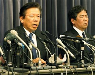 三菱自動車の燃費データ不正問題で、国交省への報告を終え記者会見をひらく相川哲郎社長（左）＝２６日、国交省（早坂洋祐撮影）