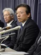 記者会見する三菱自動車の相川哲郎社長＝２６日午後、国交省