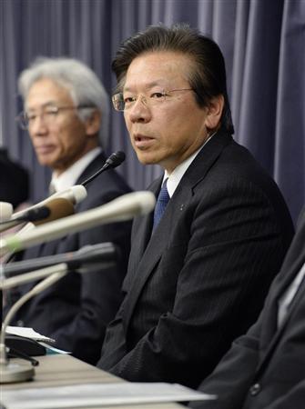 記者会見する三菱自動車の相川哲郎社長＝２６日午後、国交省