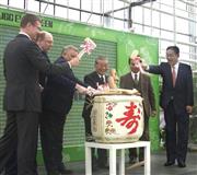 温室野菜の栽培施設の開所式に出席した日露関係者＝２５日、ロシア・ハバロフスク（共同）