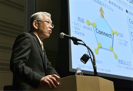 記者会見で新中期経営計画を発表する旭化成の小堀秀毅社長＝２５日午前、東京・大手町