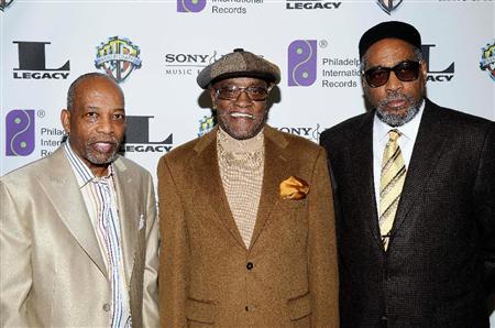 ビリー・ポール氏（中央）＝２００８年２月、ロサンゼルス（ＡＰ）