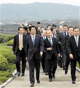 三重県志摩市の賢島を視察する安倍首相（手前左）＝２０１５年１０月