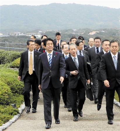三重県志摩市の賢島を視察する安倍首相（手前左）＝２０１５年１０月