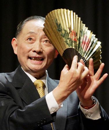 ２００５年１１月、パリで公演する梅葆玖氏（新華社＝共同）