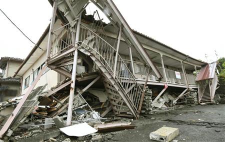 熊本地震で倒壊した熊本県益城町の建物＝２５日午前１１時１７分