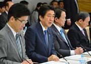 １億総活躍国民会議であいさつする安倍晋三首相（左から２人目）＝２６日午後、首相官邸（斎藤良雄撮影）