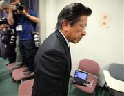 三菱自動車の燃費データ不正問題に関する記者会見を終え会場を出る相川哲郎社長＝２６日、東京・国交省（早坂洋祐撮影）