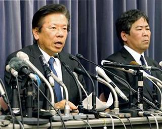 燃費データ不正問題で会見する三菱自動車の相川哲郎社長（左）ら＝２６日、東京都千代田区の国土交通省