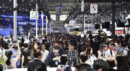 混雑する北京国際モーターショーの会場（共同）