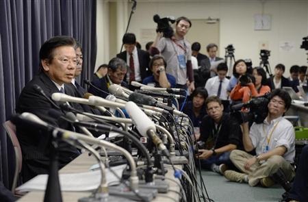 燃費データ改ざんに関する調査内容を国交省に報告後、記者会見する三菱自動車の相川哲郎社長＝２６日午後、国交省