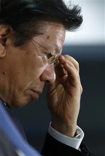 決算発表記者会見で厳しい表情を見せる三菱自動車の相川哲郎社長=27日、東京都港区の三菱自動車本社 決算発表記者会見で厳しい表情を見せる三菱自動車の相川哲郎社長=27日、東京都港区の三菱自動車本社