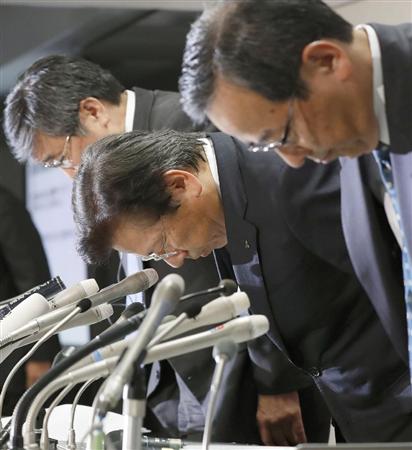 記者会見で頭を下げる三菱自動車の相川哲郎社長（中央）ら＝２７日午後、東京都港区