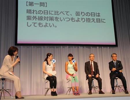 講演後にトークセッションする右から川島教授、市橋院長、ビーチバレーボール選手の坂口さん、菅山さん