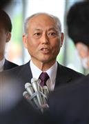 囲み取材に応じる舛添要一都知事＝２７日午前、東京都新宿区の都庁（荻窪佳撮影）