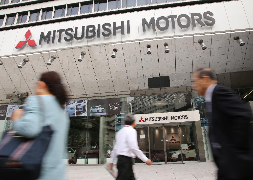 三菱自動車本社のショールーム＝４月２２日、東京都港区（早坂洋祐撮影）