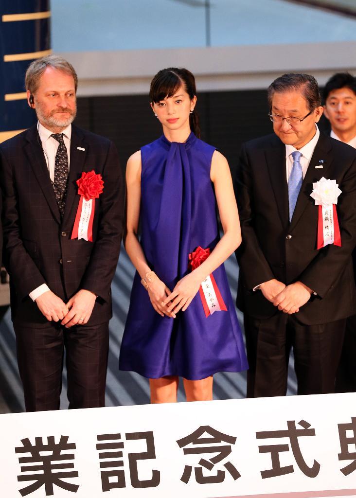 京都鉄道博物館開業記念式典に出席したモデルの中条あやみさん（中央）