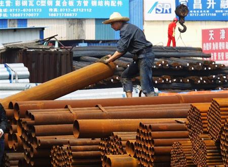 中国湖北省の鉄鋼市場で積まれる鉄鋼製品＝１１日（共同）