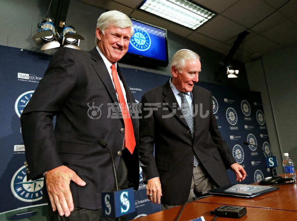 【ＭＬＢ】マリナーズの最高経営責任者に就任予定のジョン・スタントン氏（左）と退任するハワード・リンカーン氏＝２７日、シアトル（ＡＰ）
