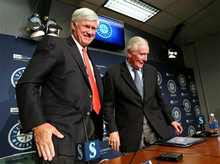 【ＭＬＢ】マリナーズの最高経営責任者に就任予定のジョン・スタントン氏（左）と退任するハワード・リンカーン氏＝２７日、シアトル（ＡＰ）