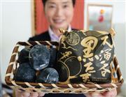 約１年ぶりに販売が再開された箱根山・大涌谷の名物「黒たまご」＝２８日午後、神奈川県箱根町