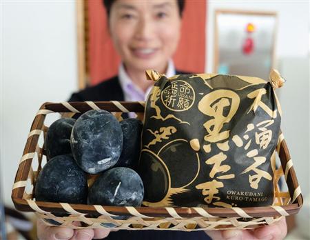 約１年ぶりに販売が再開された箱根山・大涌谷の名物「黒たまご」＝２８日午後、神奈川県箱根町