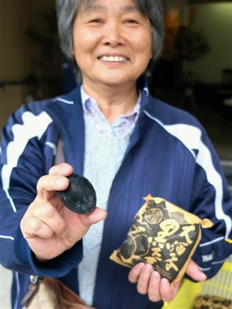 約１年ぶりに販売が再開された箱根山・大涌谷の名物「黒たまご」＝２８日午前、神奈川県箱根町