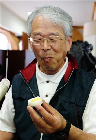 約１年ぶりに販売が再開された箱根山・大涌谷の名物「黒たまご」を味わう男性＝２８日午前、神奈川県箱根町