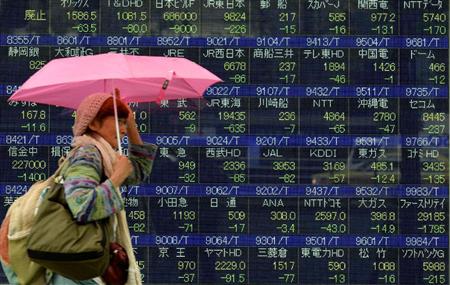 追加金融緩和の見送りを受け、下がった株価を表示するボード＝２８日午後、東京・八重洲