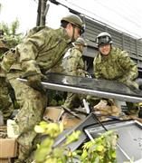 地震で発生した災害ごみを回収する自衛隊員＝２８日午前、熊本市南区