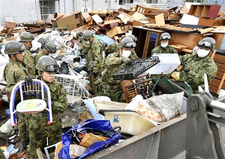 地震で発生した災害ごみを回収する自衛隊員＝２８日午前、熊本市南区