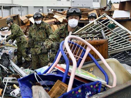壊れた家財道具などの災害ごみを回収する自衛隊員＝２８日午前、熊本市南区