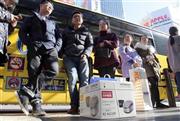 中国人観光客らが競って購入していた日本製の炊飯器＝東京・秋葉原