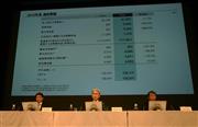 ２０１６年３月期決算の概要を説明するソニーの吉田憲一郎副社長（中央）＝２８日、東京都港区