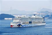 長崎を出航する豪華客船「アイーダ・プリマ」＝３月１４日（三菱重工業提供）