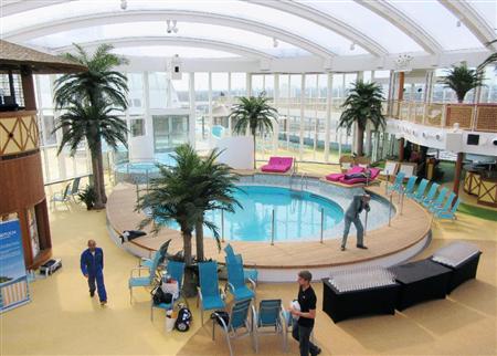 三菱重工業が建造した豪華客船「アイーダ・プリマ」内のプール＝２９日、ドイツ・ハンブルク（共同）