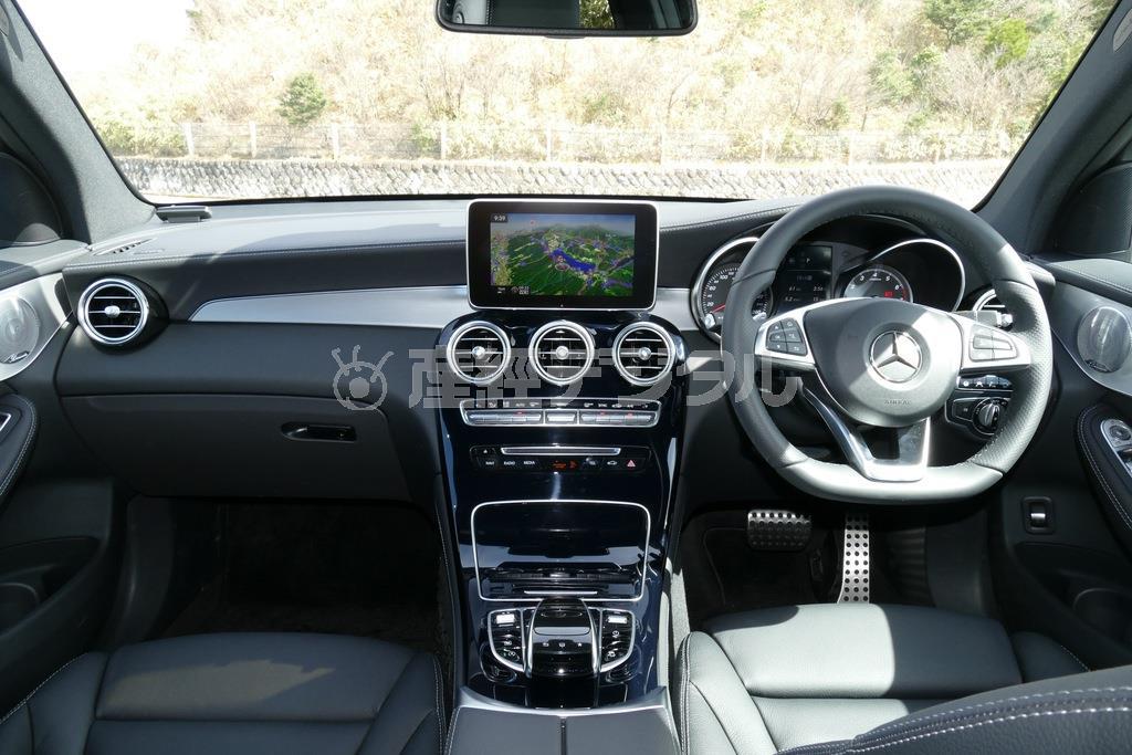 インパネ全体の雰囲気はベースとなったＣクラスに準じたもの。メルセデス・ベンツＧＬＣ