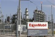 テキサス州にあるエクソンモービルの石油精製施設。気候変動を憂える創業家から縁を切られた（ロイター）
