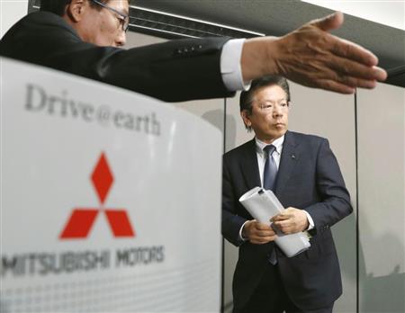 記者会見を終えて引き揚げる、三菱自動車の相川哲郎社長（右）。不正問題への経営陣の関与が焦点になる＝２７日午後、東京都港区