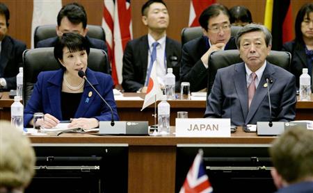 Ｇ７情報通信相会合が開幕し、あいさつする高市早苗総務相。右は林幹雄経産相＝２９日午後、高松市