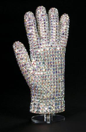 故マイケル・ジャクソンさんが使用し、競売に掛けられる手袋（プロファイルズ・イン・ヒストリー提供・共同）