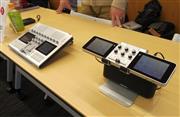 世界から絶賛された手のひらサイズのＤＪシステム「ＧＯ-ＤＪ」（手前）とスピーカー付きの新製品「ＧＯ-ＤＪＰｌｕｓ」
