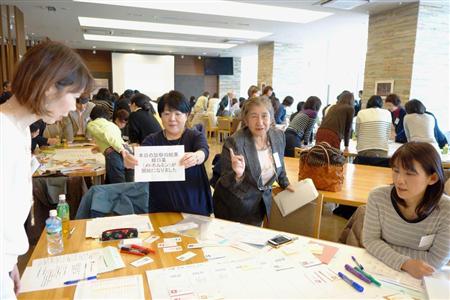 糖尿病療養指導カードシステムの講習会で出席者に指示を出す道口佐多子さん（右から２人目）＝福岡市内（日本糖尿病協会提供）